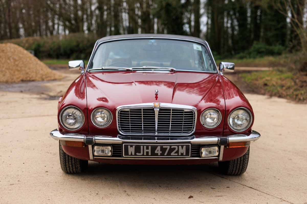 1974 Jaguar XJ6 Image 2